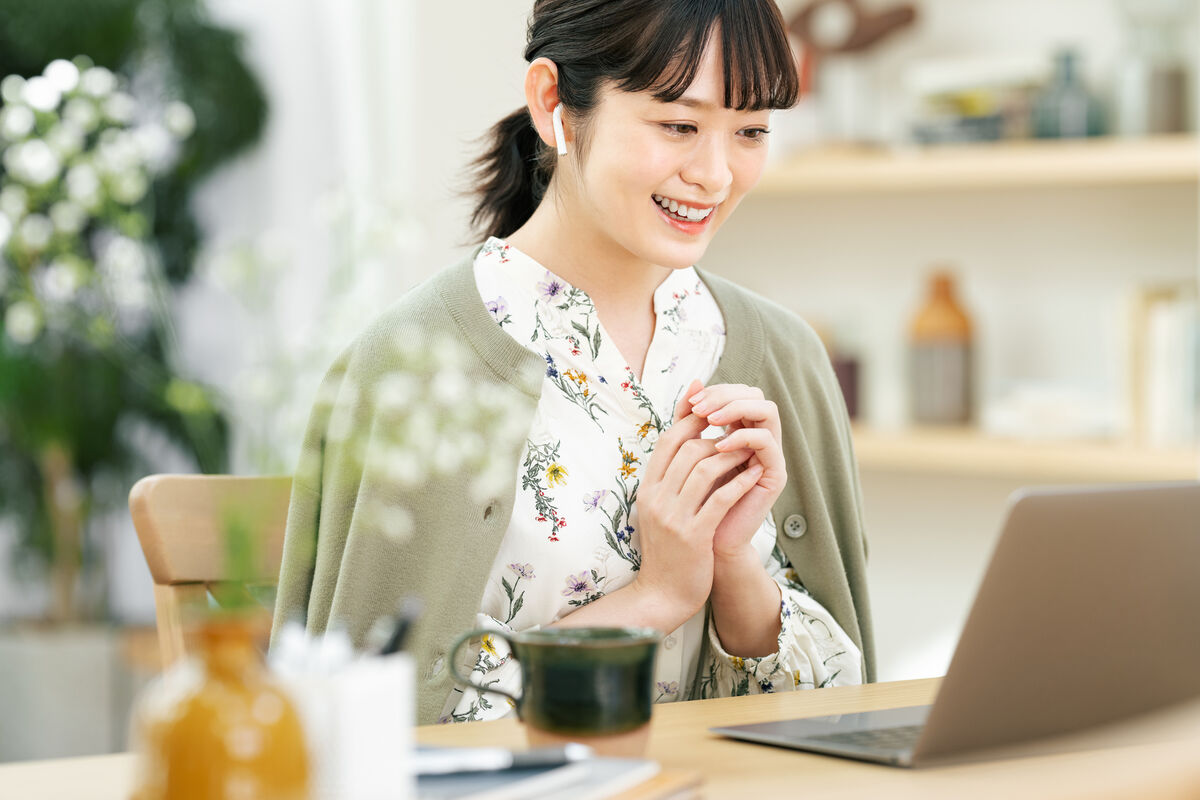 動画編集を学習する女性