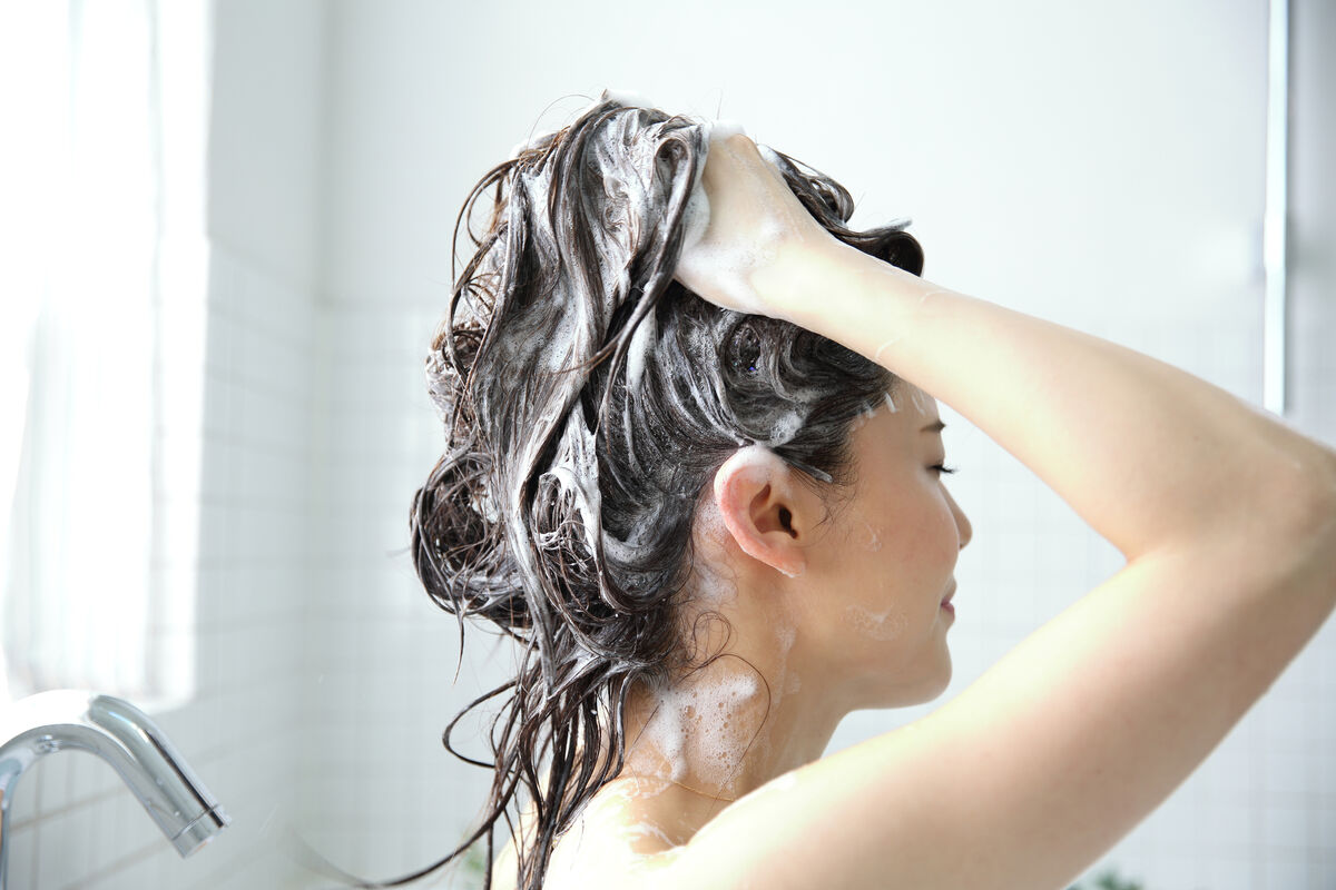 シャンプーをする女性