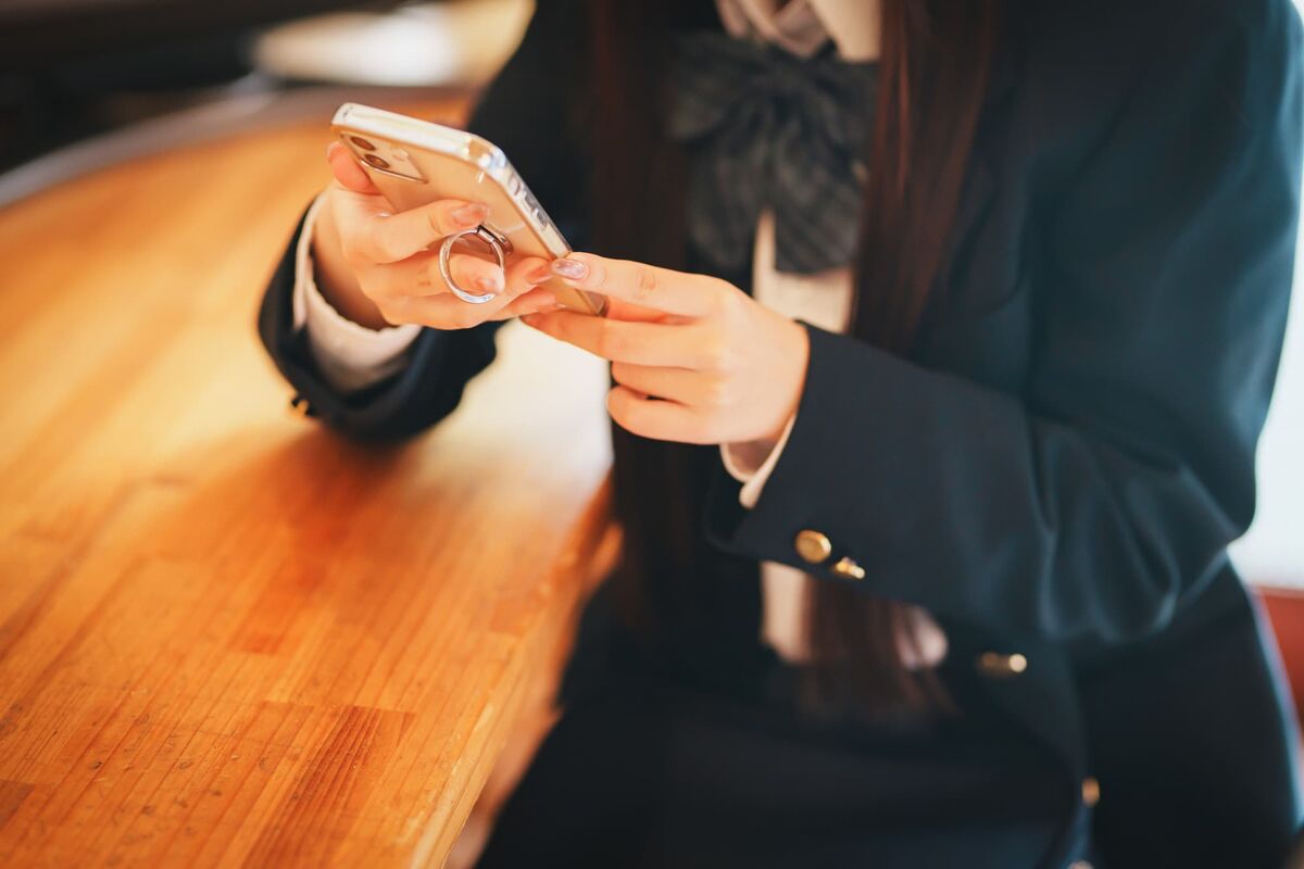スマホを使う女性