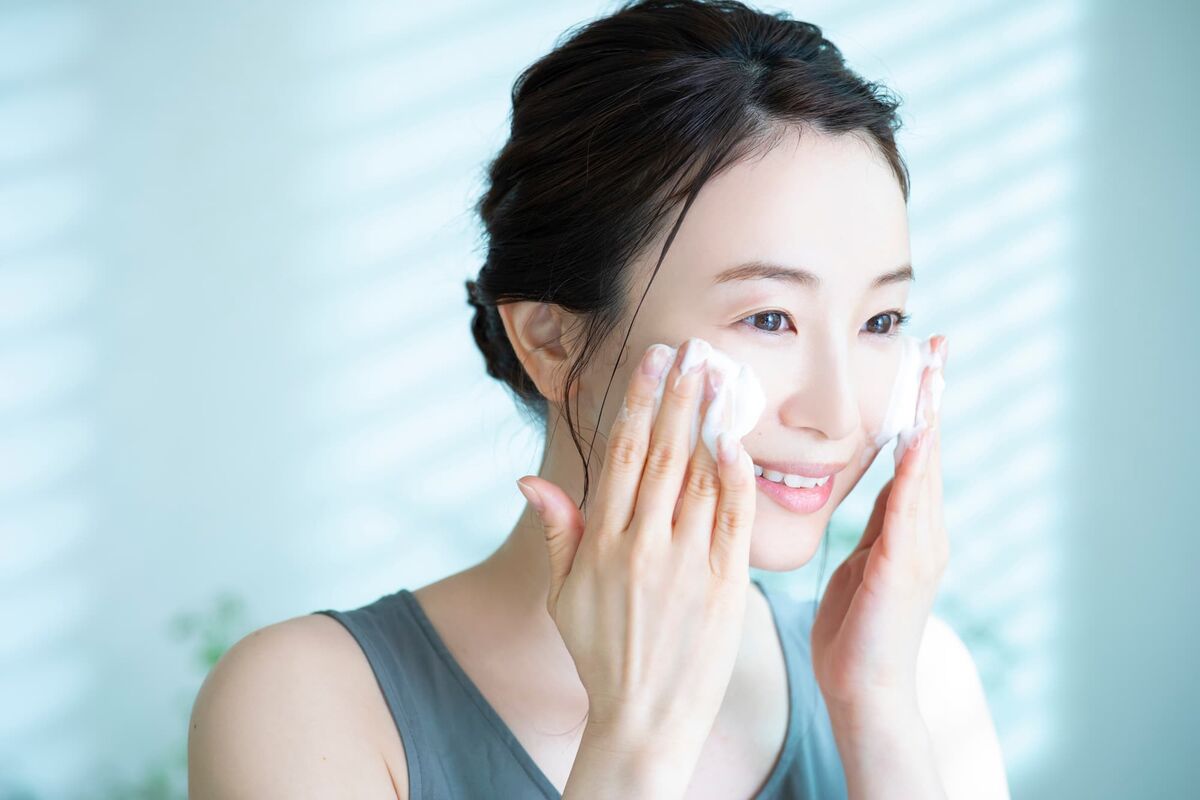 洗顔をする女性