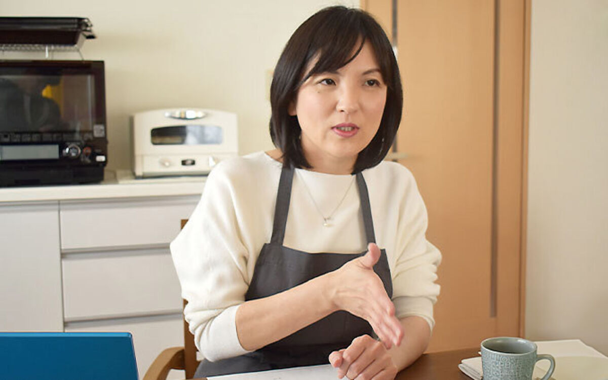 料理研究家の阪下千恵さんにインタビューしている画像