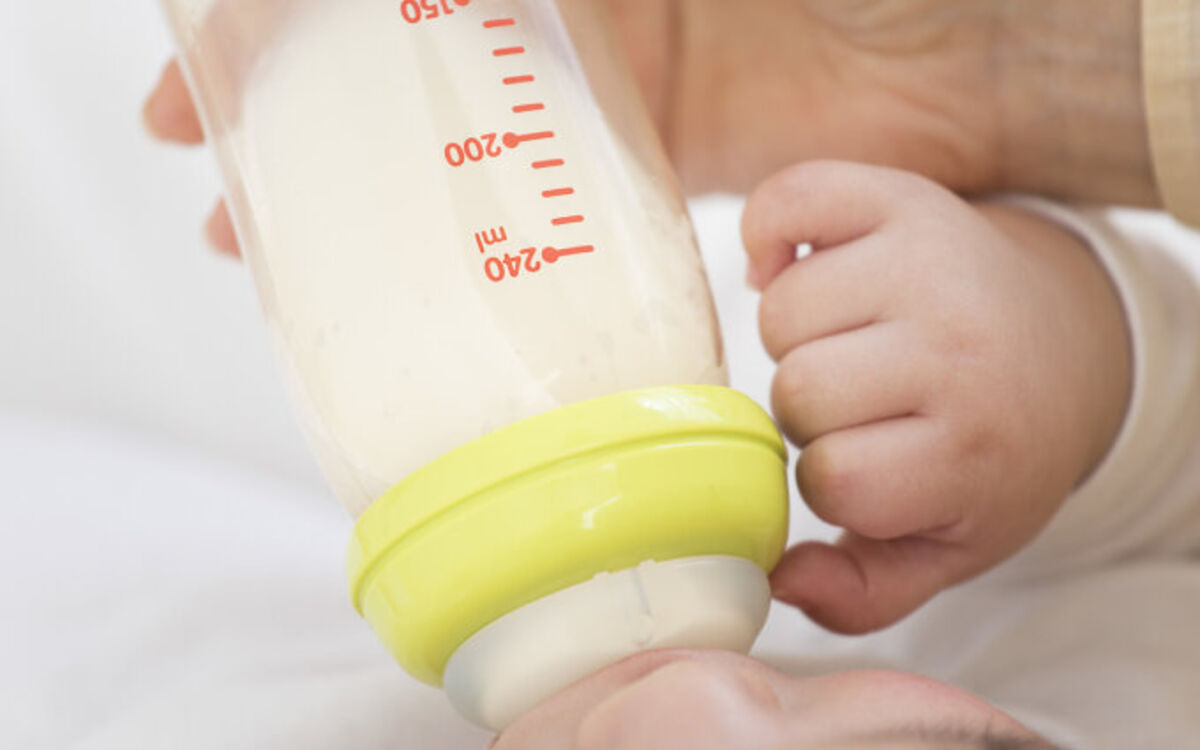 ミルクを飲んでいる赤ちゃんの画像