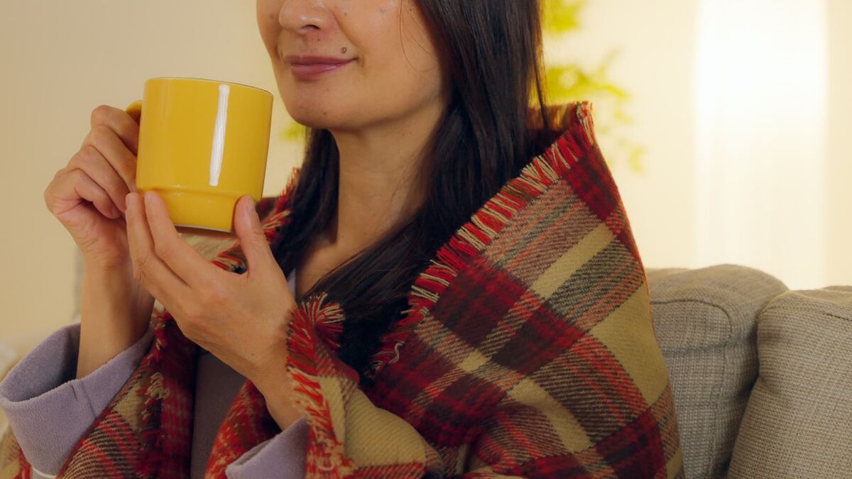 暖かそうな女性