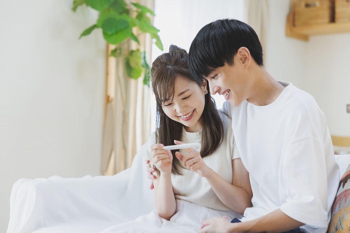 妊娠検査薬を眺める男女