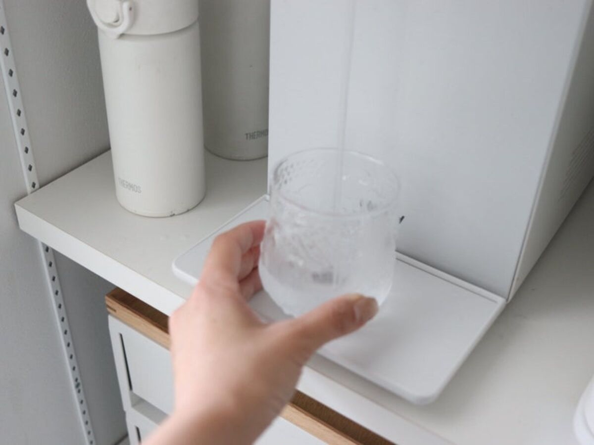 ウォータースタンドで水を入れているところ