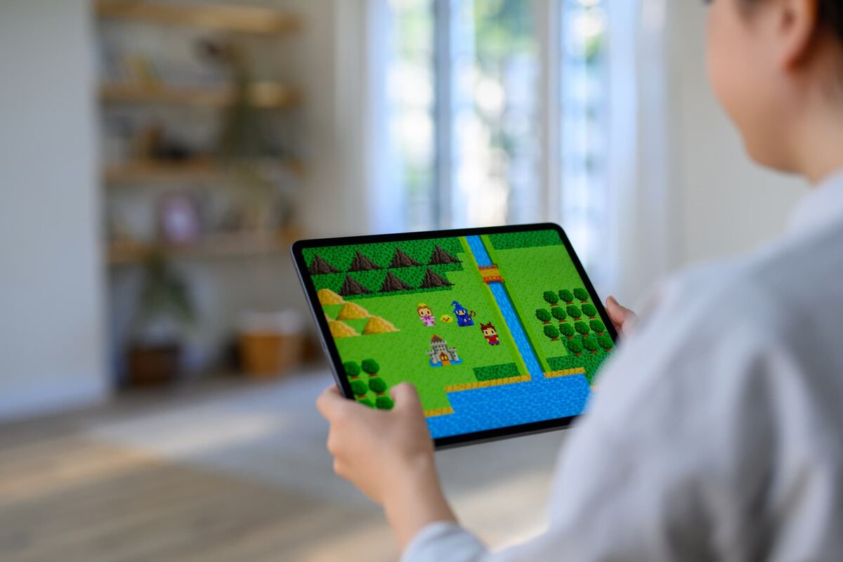 子供が育成ゲームアプリで遊ぶ様子