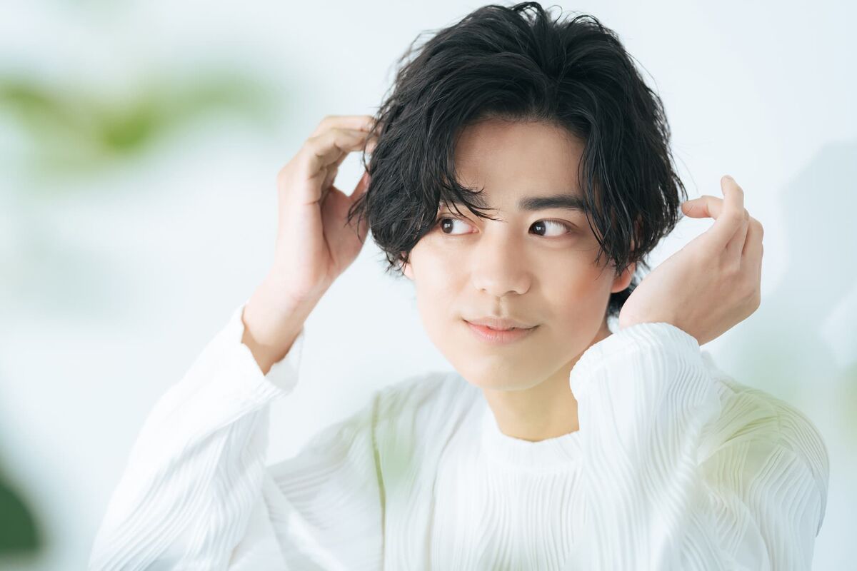ヘアセットをする男性