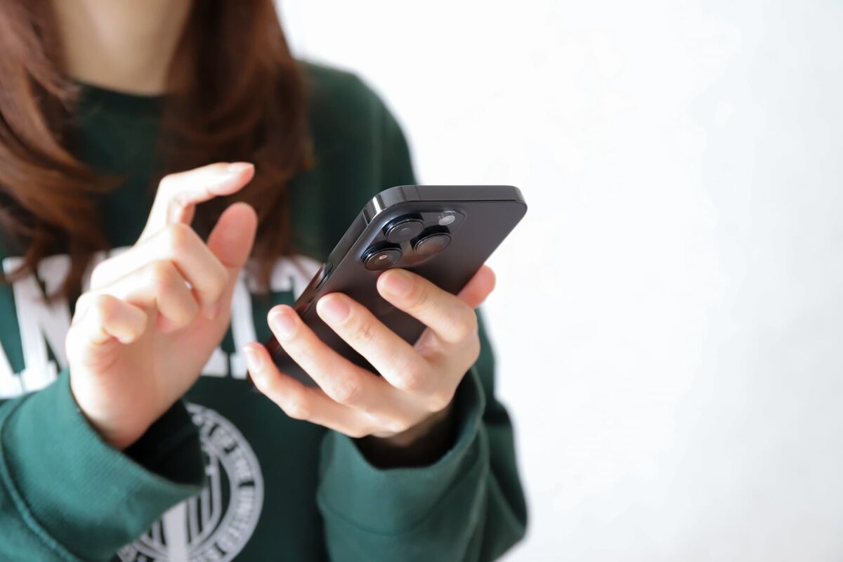 スマホを持つ女性