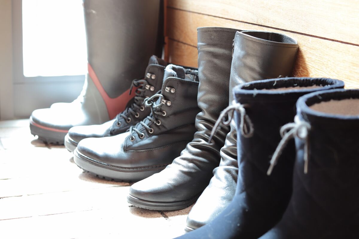 玄関に並べられているスノーブーツ