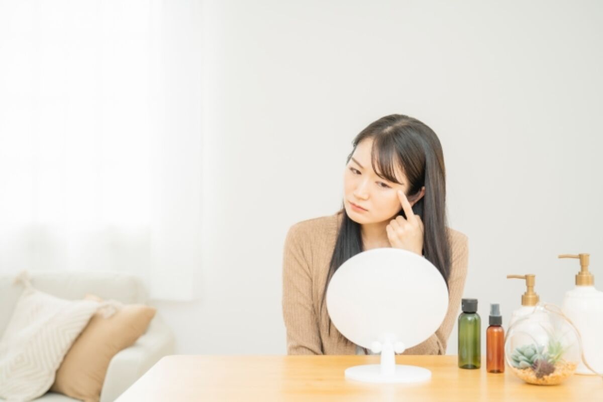 目の周りの乾燥が気になる女性