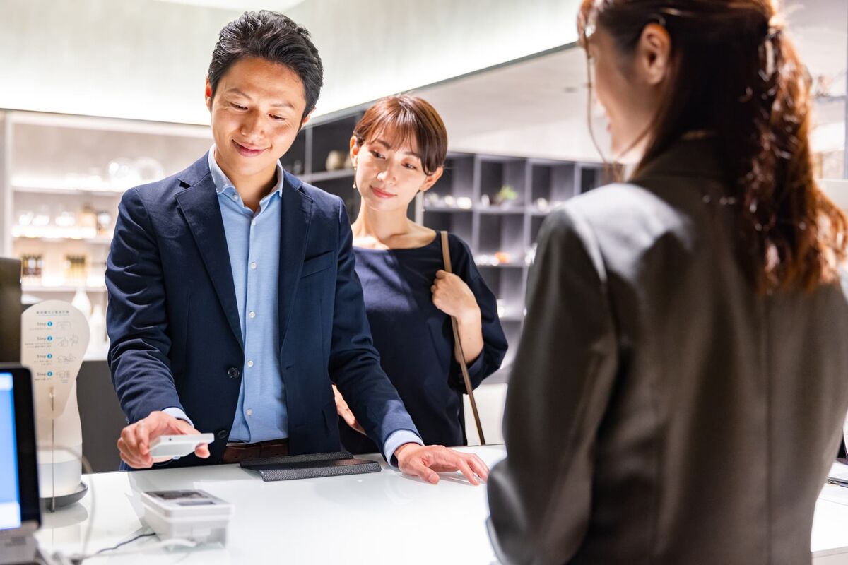 カードローンを使用する男性の写真