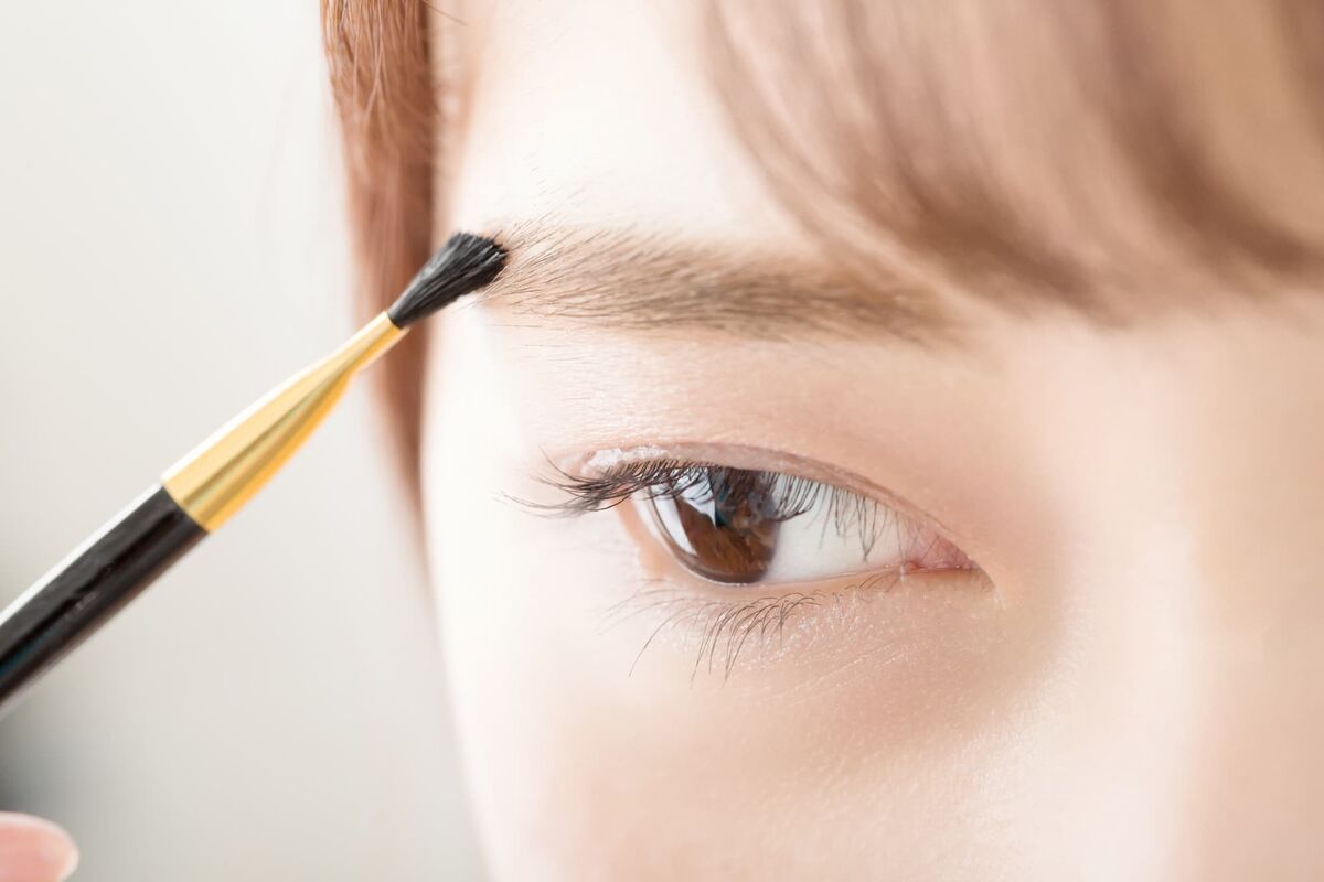 メイクをする女性