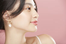 リキッドチークで生ツヤ肌を作る