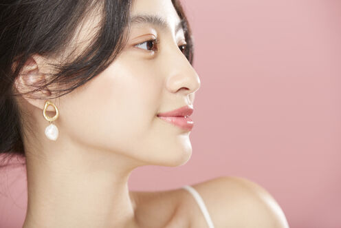 リキッドチークで生ツヤ肌を作る