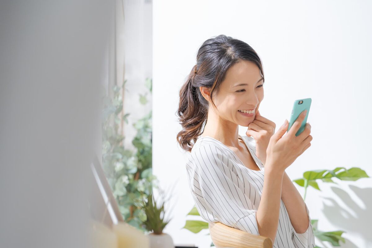 女性がスマホを見る