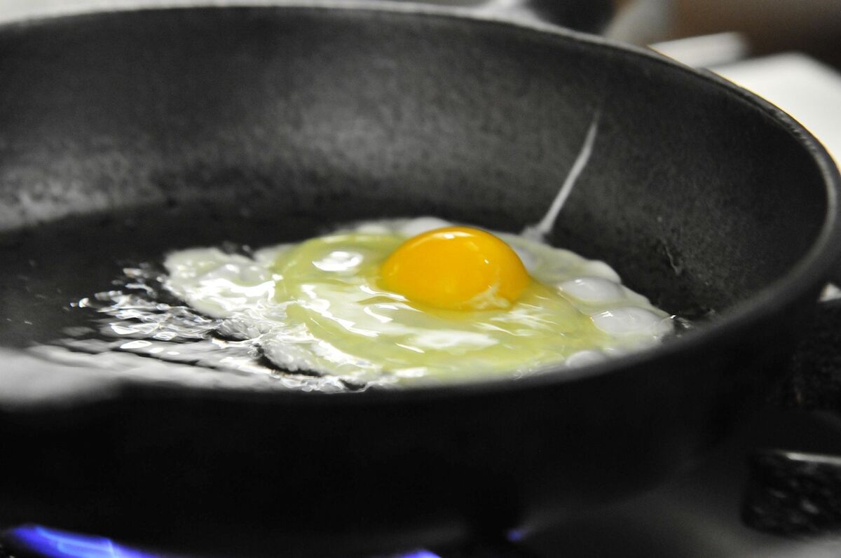 目玉焼きの入った鉄フライパン