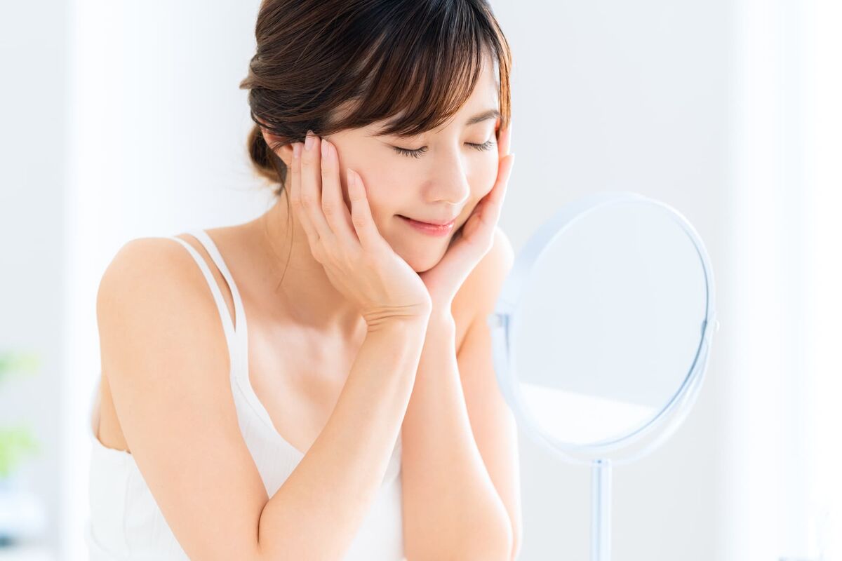 スキンケアをする女性