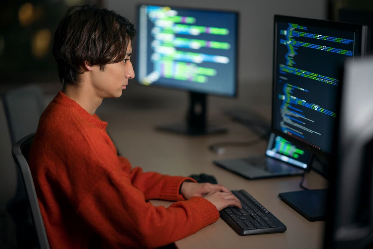 プログラミングをする男性