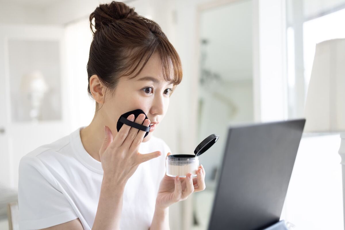 メイクをする女性