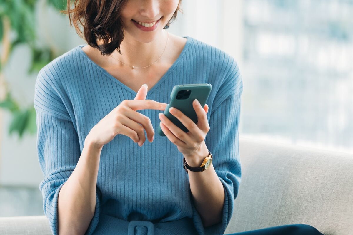 スマホを操作する女性
