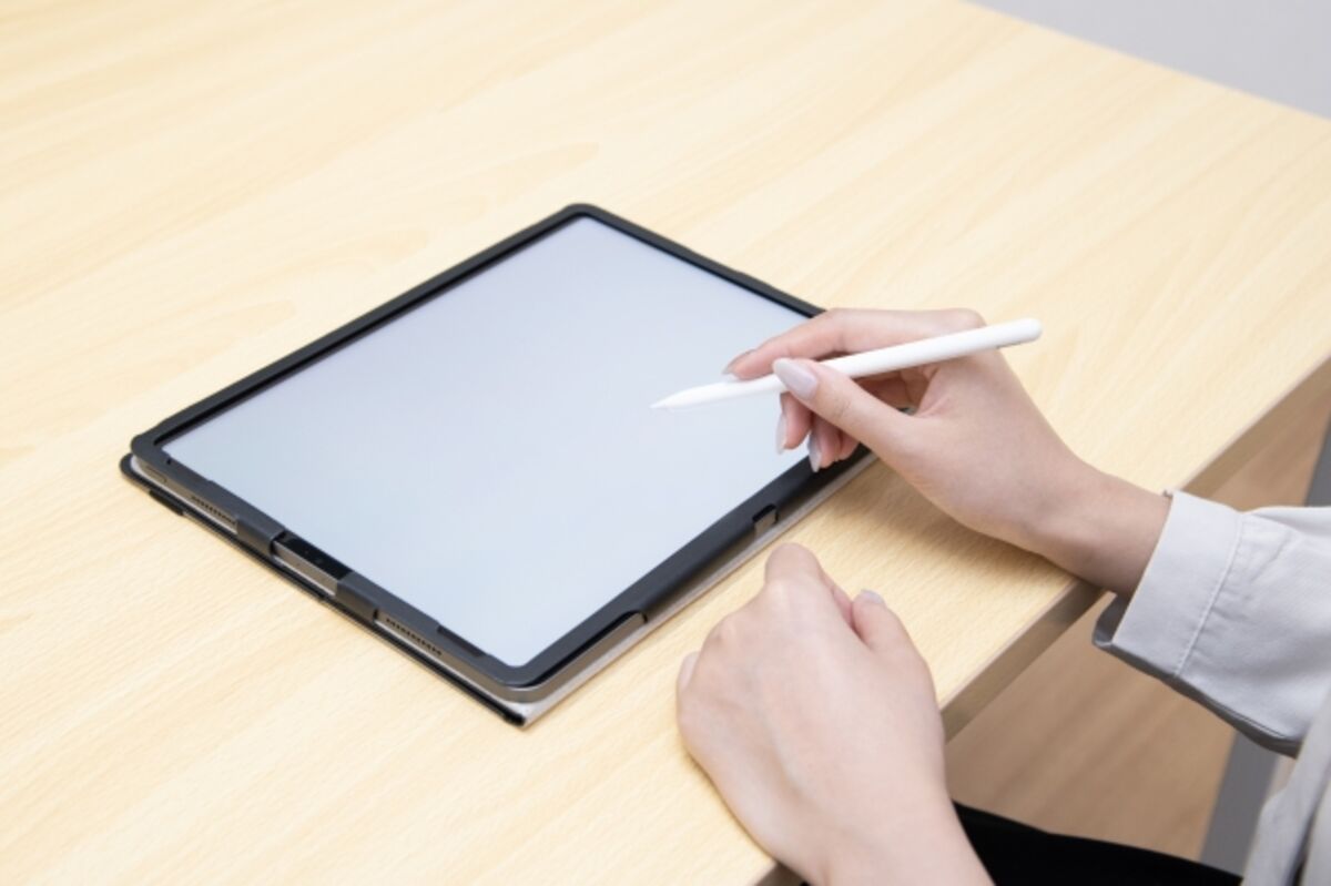 タブレットでイラストを描く手元