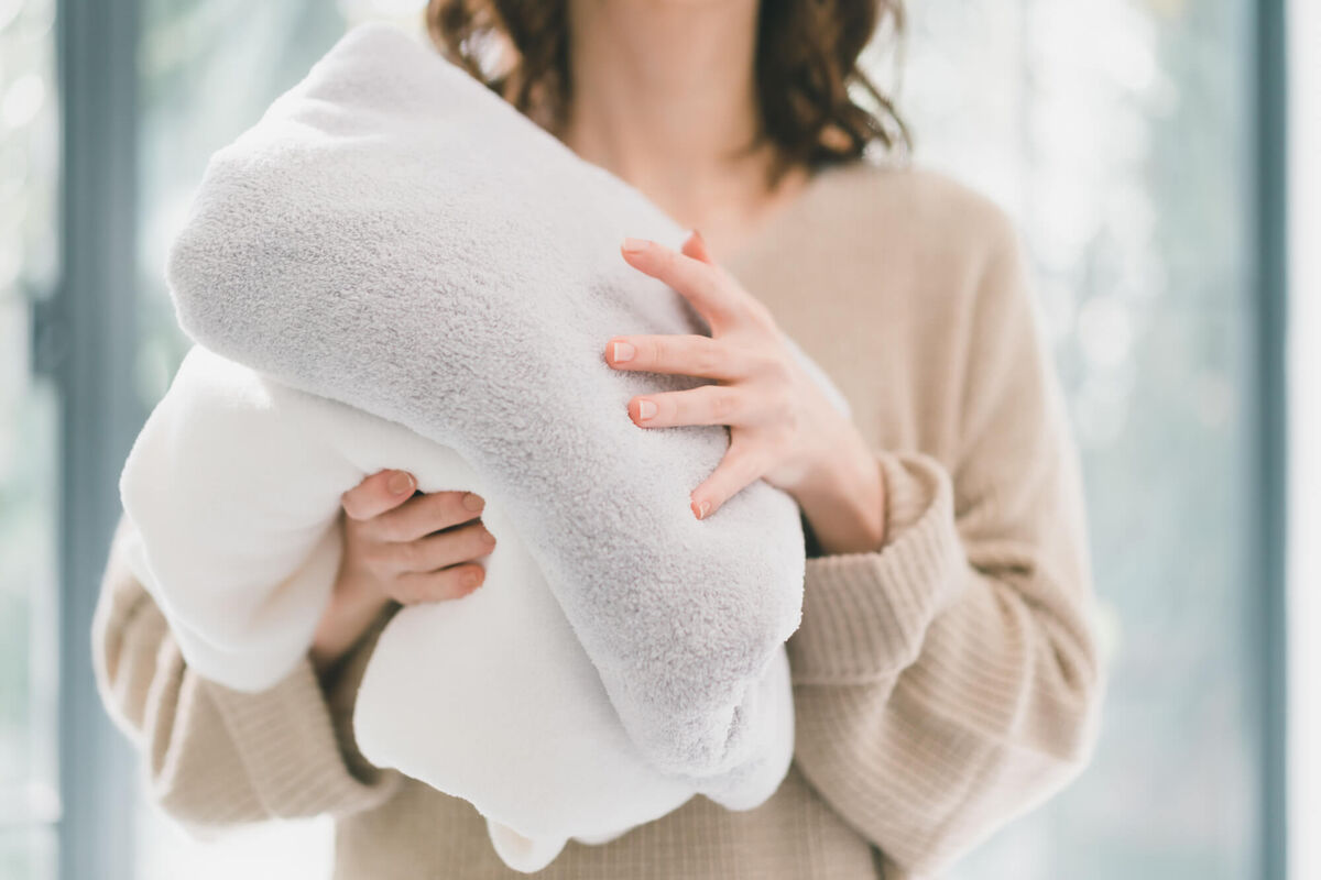 洗濯物を持った女性