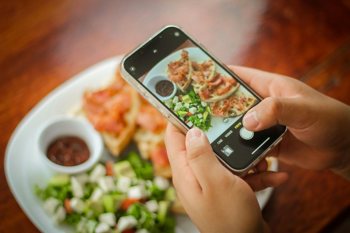 スマホで料理を撮る