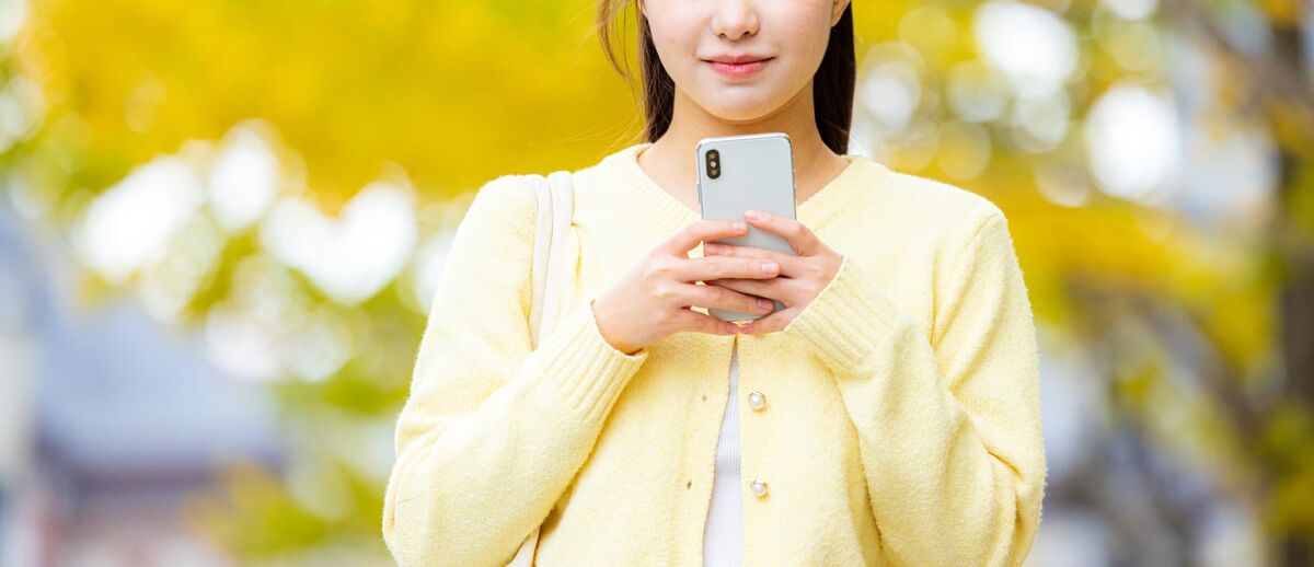 TikTokを見る女性