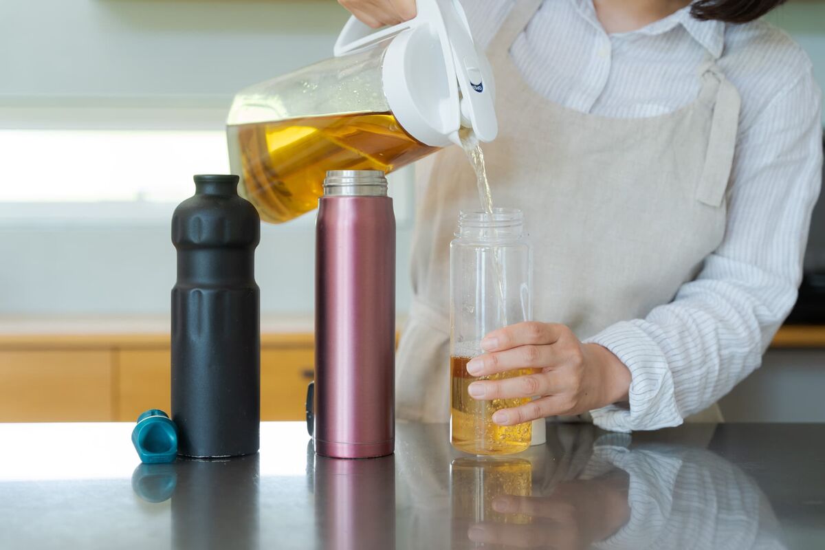 水筒にお茶を注ぐ画像