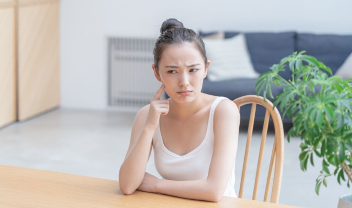 肌に悩む若い女性