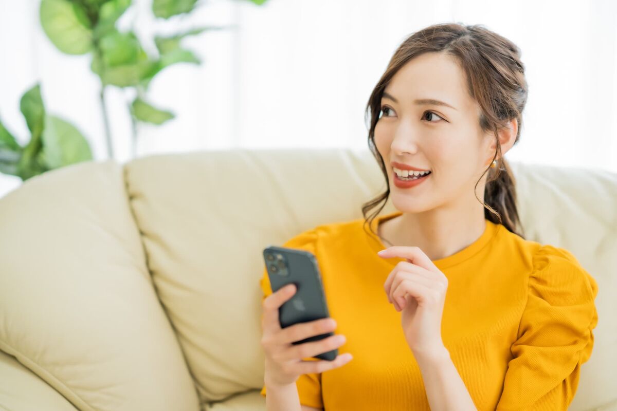 スマホを持つ女性