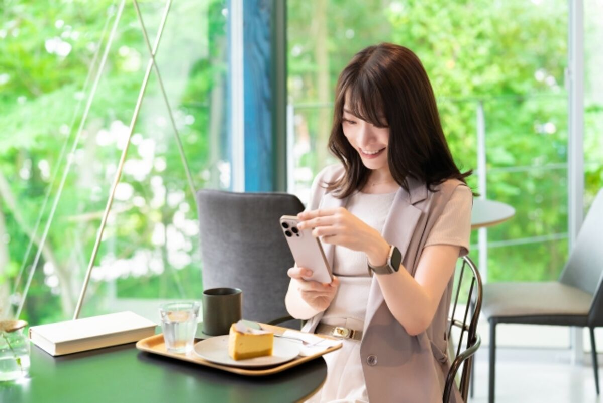 日記アプリを使用する女性
