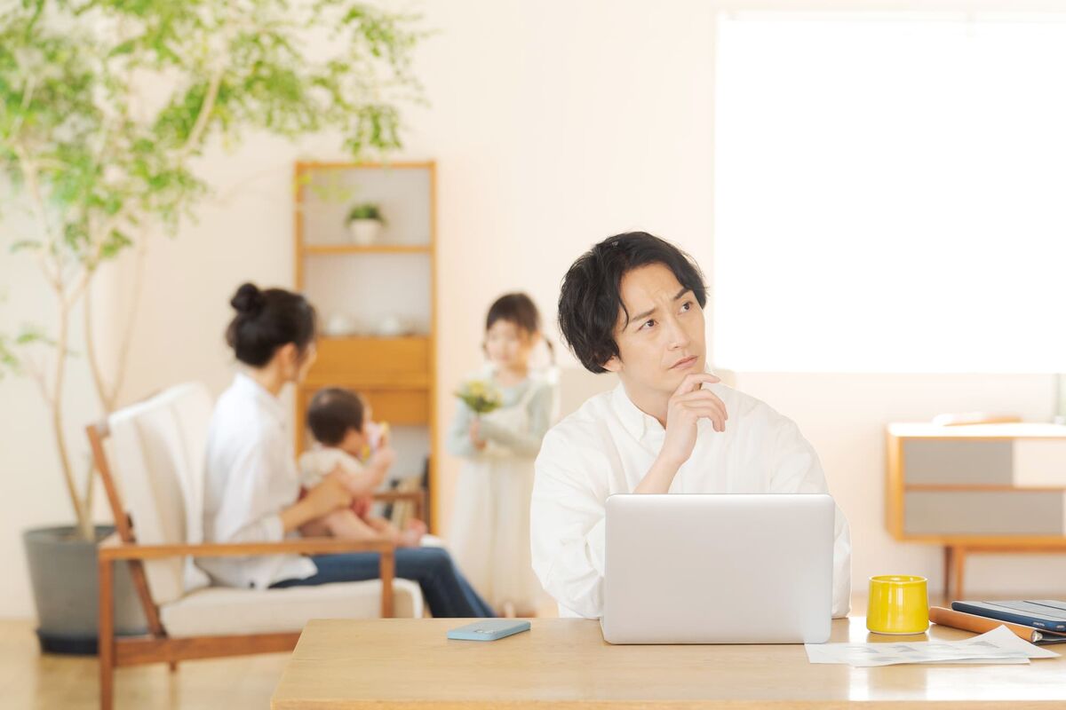 保険について考える父親