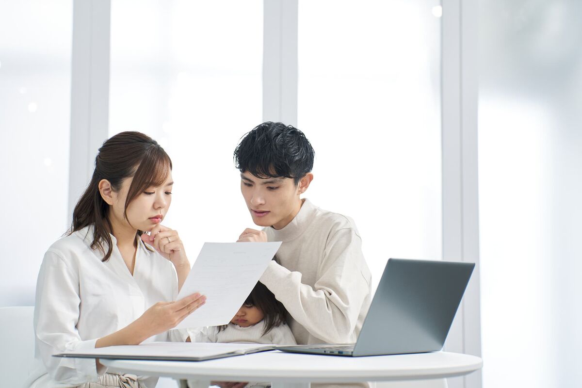 保険について相談する夫婦