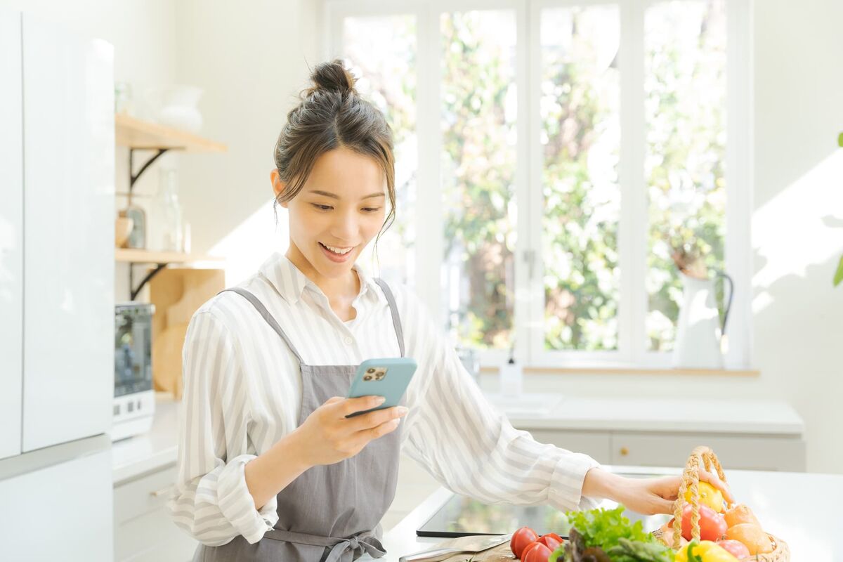 調理する女性