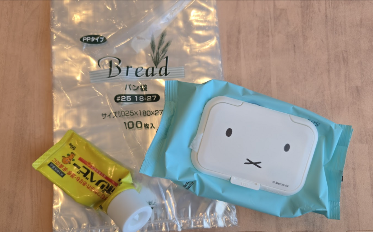 おしりふきのセットにパン袋を用意している様子