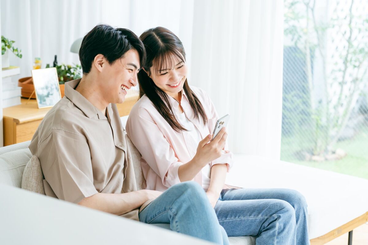 スマホでnicroSD Expressを購入する男女