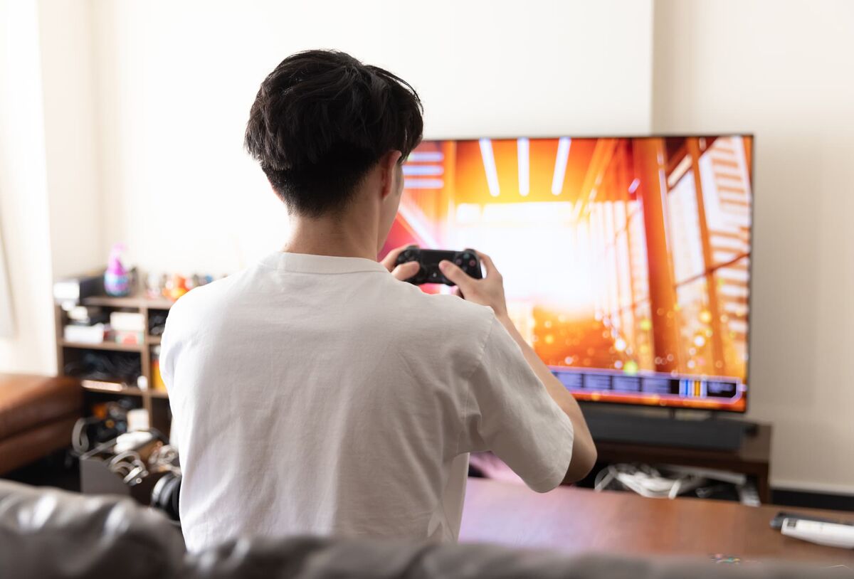 ゲームを楽しむ男性