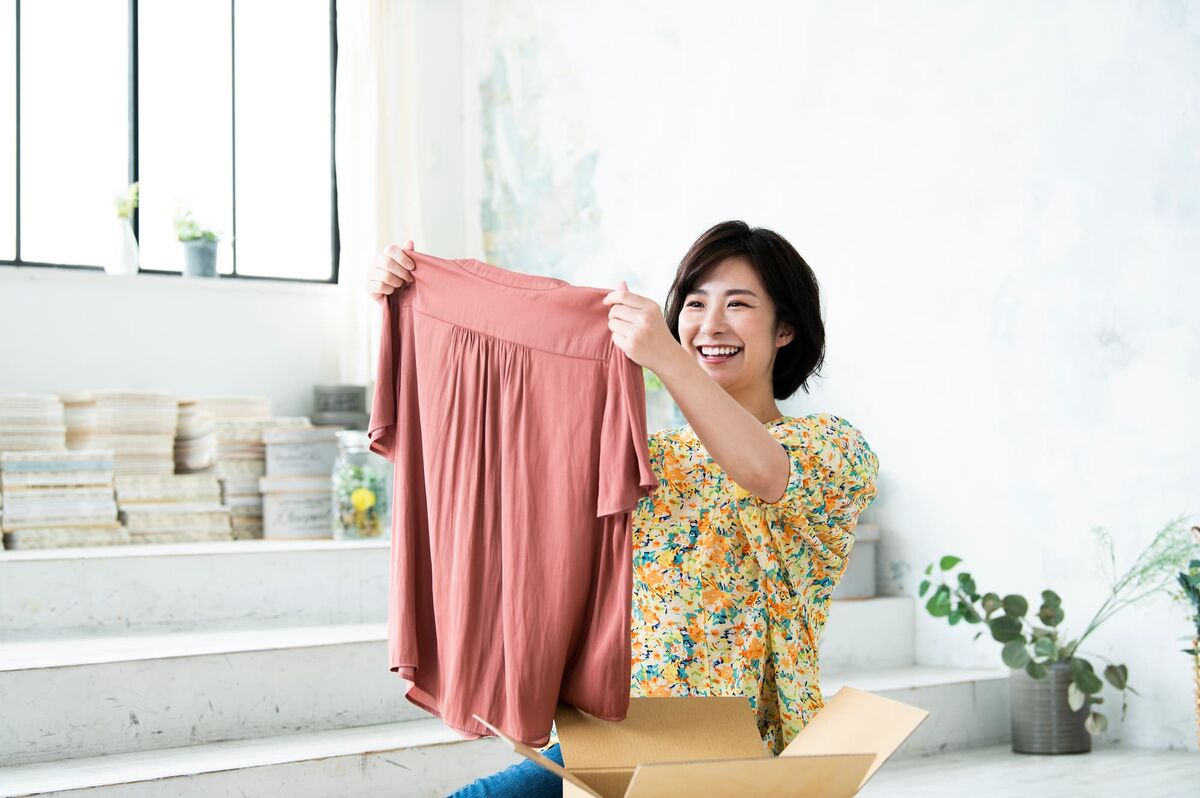 洗濯物を畳む女性