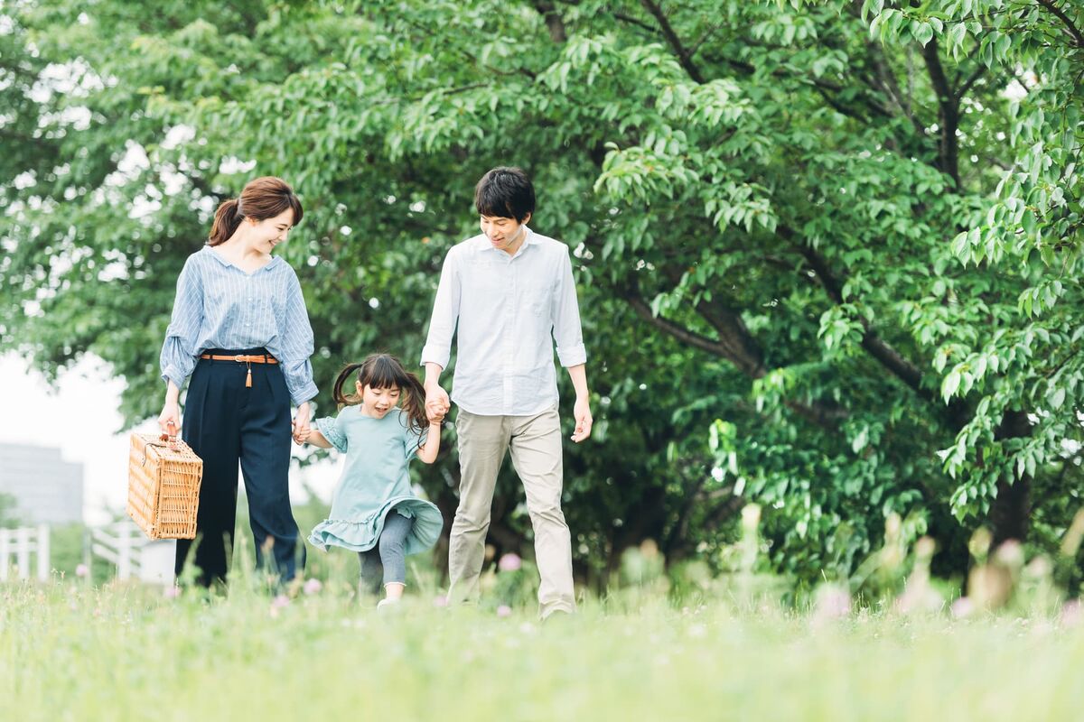 子供を連れて歩く家族