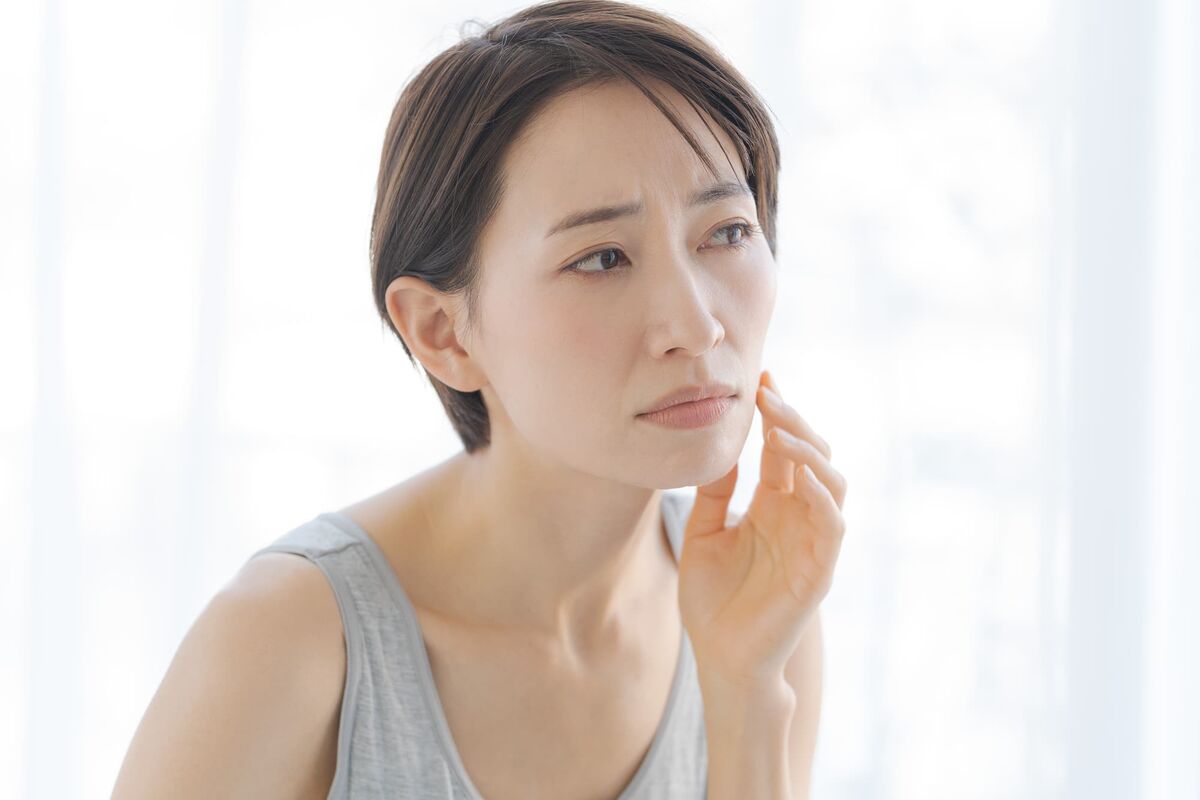 肌荒れを気にする女性