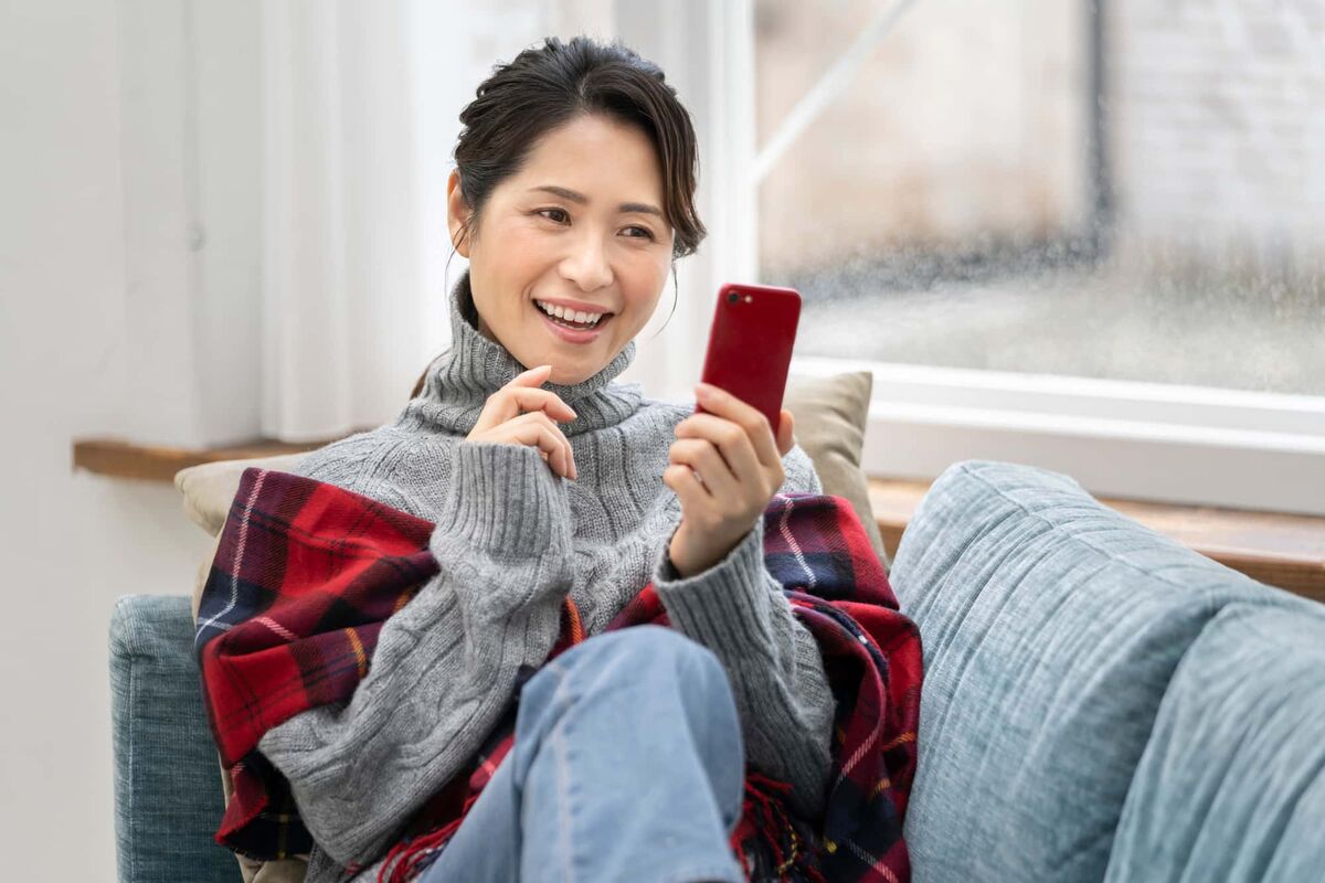 ネットショッピングを楽しむ女性