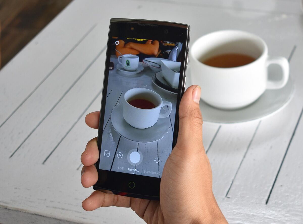 スマホでコーヒーを撮影している様子