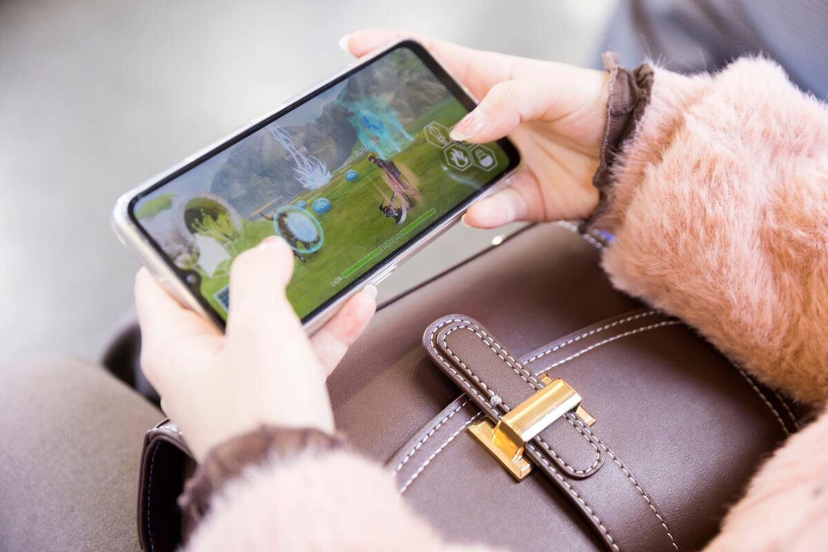 夢中にゲームアプリを楽しむ様子