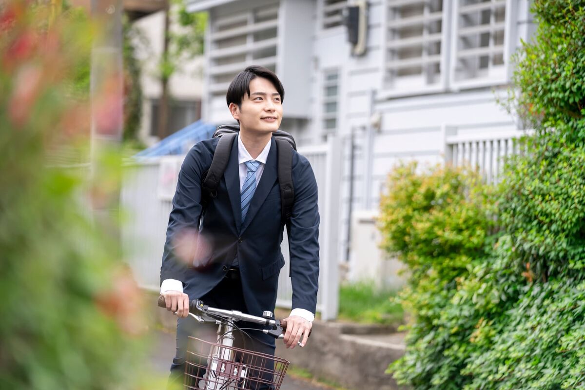 自転車で通勤する人
