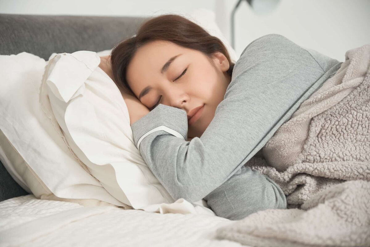 睡眠中の女性