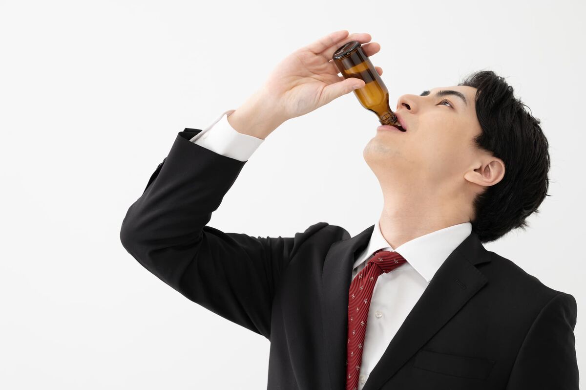 ドリンクを飲む男性