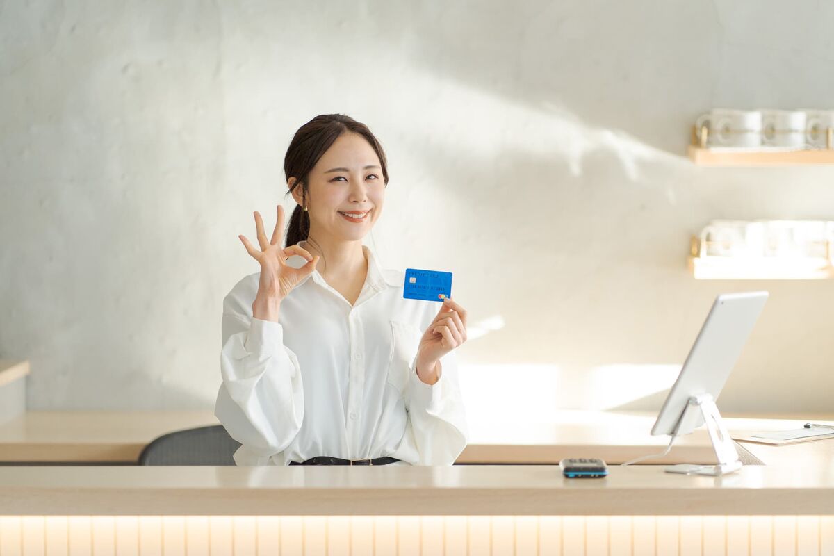 カードを持つ笑顔の女性